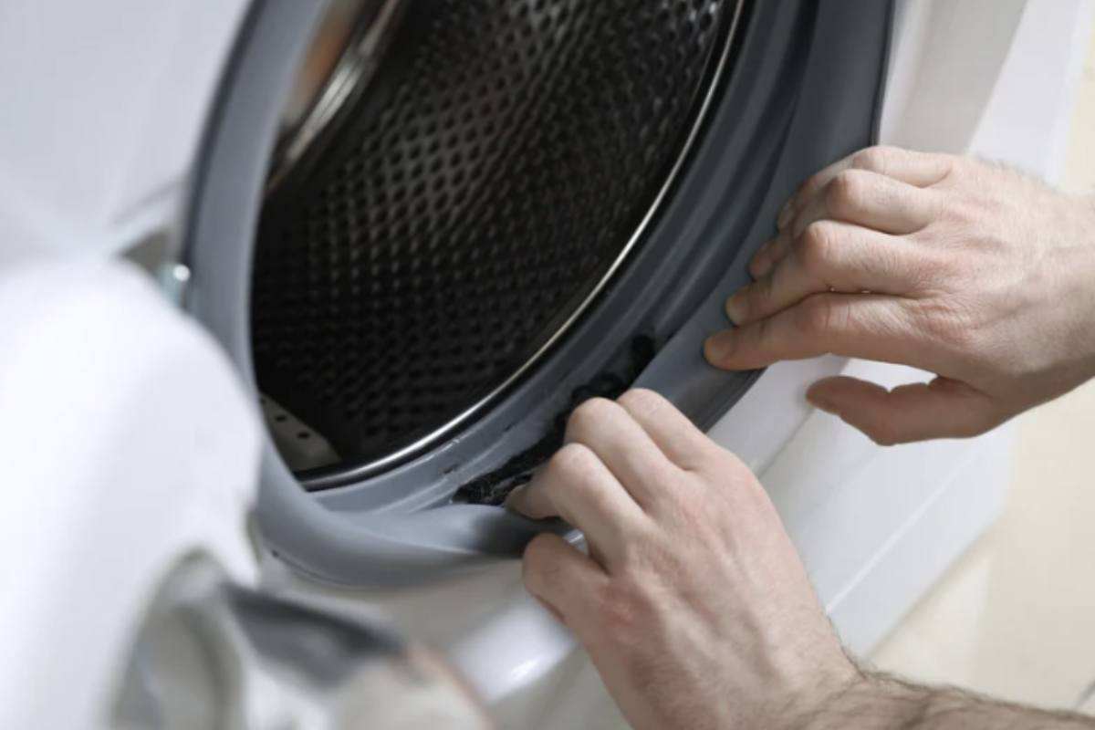 La periodicità ideale per la pulizia del filtro dipende dall’uso della lavatrice. In una famiglia media, si consiglia di pulirlo ogni tre mesi.