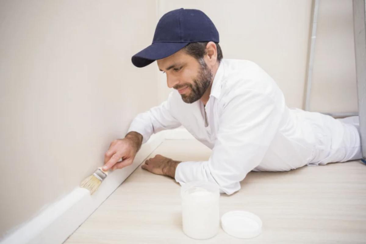 Tra i passaggi più delicati c’è la rimozione del nastro adesivo. Un errore frequente è toglierlo troppo presto, quando la vernice