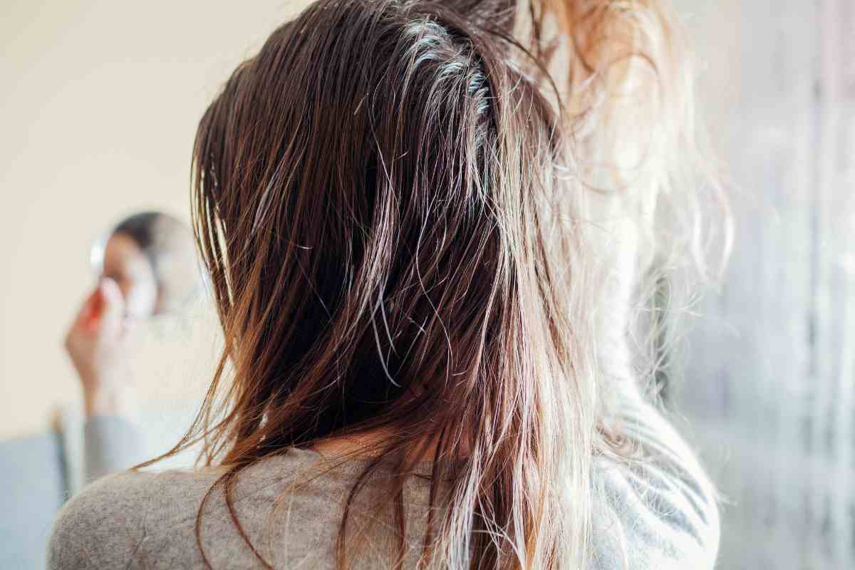 Capelli grassi, unti, opachi: errori che li appesantiscono
