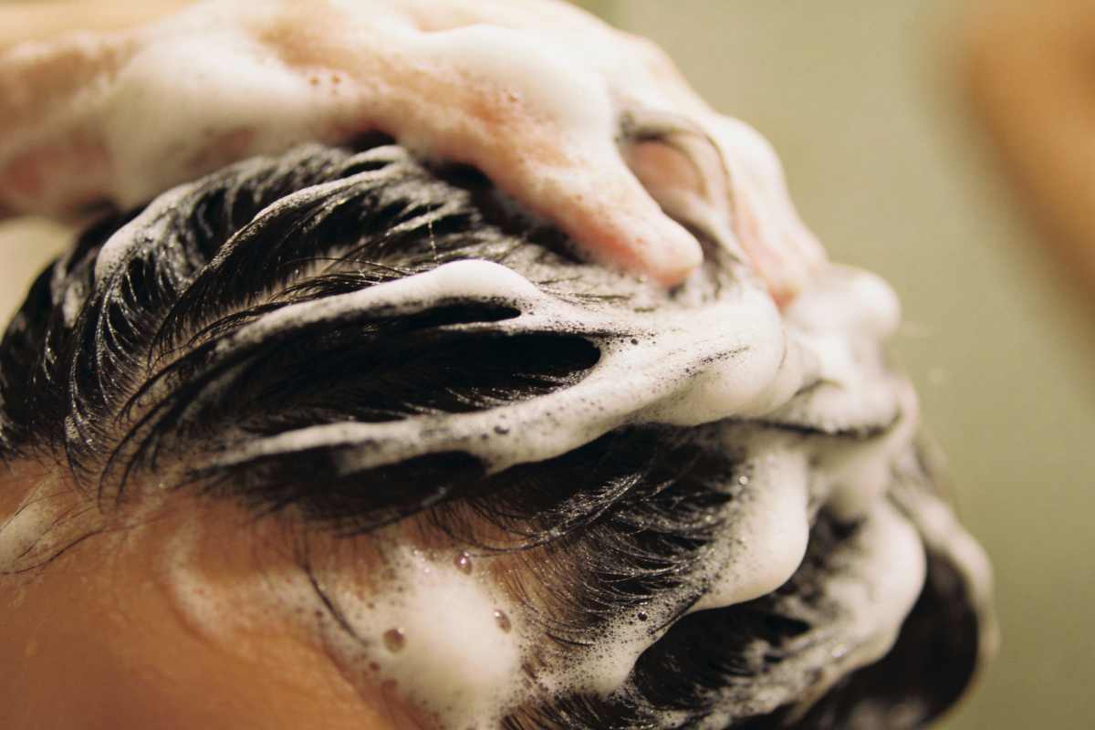 Capelli grassi, unti, opachi: errori che li appesantiscono